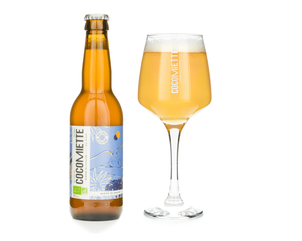 Bière blanche au pain cocomiette avec verre de dégustation