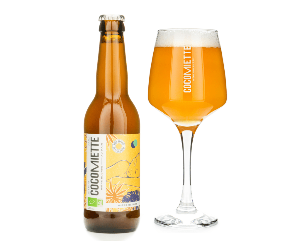 Bière blonde cocomiette avec verre de dégustation